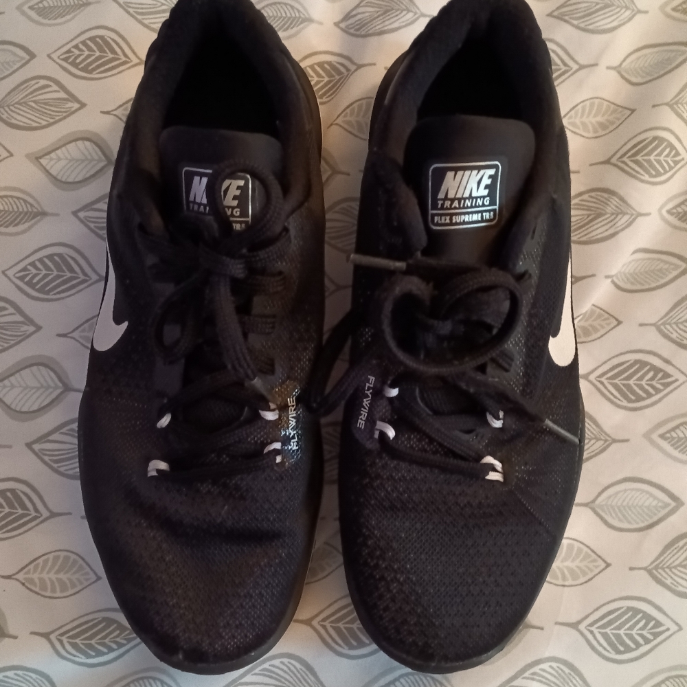 Nike's size 7 Flywire shoes
